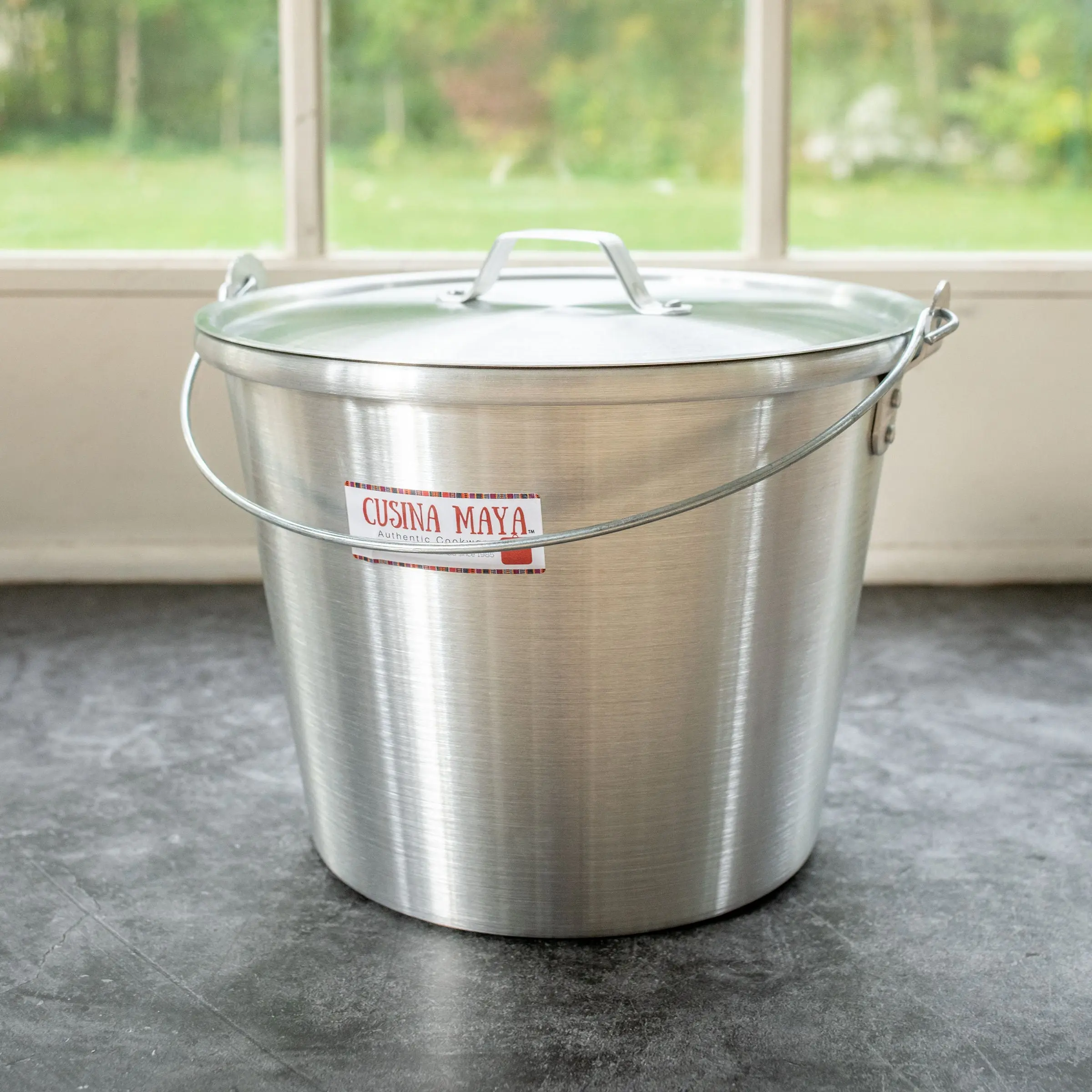 Cubeta Pail - Sturdy Aluminium Kitchen Pot with Lid