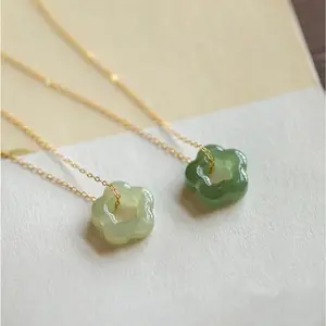 Natural Green Crystal Flower Pendant Necklace for Women, Healing Gemstone Charm Necklace with Adjustable Gold Chain, Lucky Amulet Jewelry, Aesthetic Everyday Necklace, Christmas Birthday Gift for Sister Friend