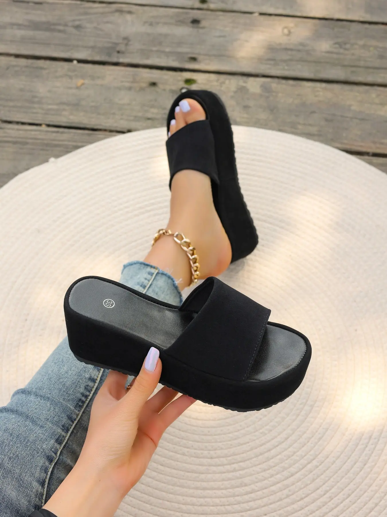 Ladies' fashionable outdoor slippers and sandals, high heels with non slip thick soles and exposed toes, flat sandals with loose and comfortable beach shoes, minimalist and fashionable casual style, Chic Summer Footwear