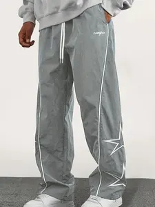 Trendy campus-style outfit: star-print sweatpants paired with a solid-color hooded sweatshirt—effortlessly transitions between casual and sporty looks, featuring comfortable fabric and a fashionable, versatile design.