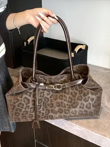 Simple retro leopard print handheld shoulder tote bag, PU tote satchel, leather lock decorated casual lazy style shoulder bag, modern leopard print underarm bag niche fashion trendy and versatile, suitable for daily commuting shopping, etc.
