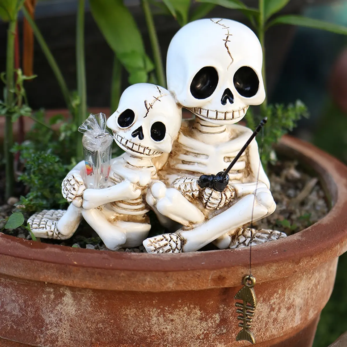 1pc Halloween Decoration, Father Son Skull Fishing Resin Statue, Aquarium Theme Decor, Perfect for Desktop & Garden Yard, Garden Accessories
