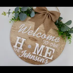 Interchangeable Door Hanger with Name, Welcome Sign, Door Hanger, Housewarming gift, interchangeable for each season, Christmas Sign, Gift Decor Hanging Wood Magnetic Round Wall