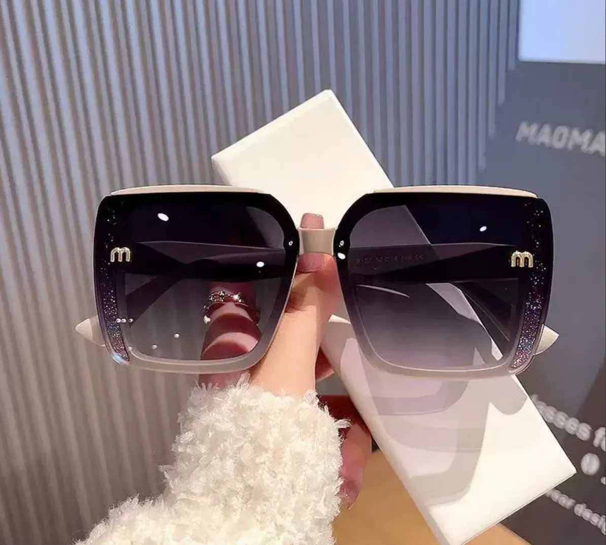 Fashion Gradient Lens Bling Big Frame Women Shades Luxury Starry Shiny Rim Square Oversized Sunglasses M Logo Glitter Square Sunglasses Women UV400 Retro Tinted