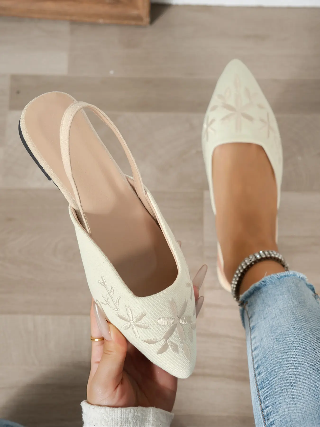 Women's Beige & Black Floral Embroidered Pointed-Toe Slingback Mule Flats Shoes Mules Double-Strap Design Fabric Upper Elegant Office Party Dress Shoes Casual Daily Footwear Fashion Lifestyle Footwear Walking Shoes