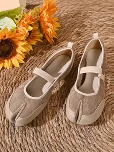 Women's Split-Toe Pig Foot Shoes, 2026 Early Spring New French Cross Strap Strappy Mary Janes Flat Ballet Sandals, Super Comfortable Casual Rubber Shoes Footwear