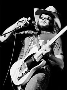 [UNFRAMED POSTER] Hank_Williams_Jr_Holding_A_Microphone_Concert_Song_Stage_Wall_POSTER