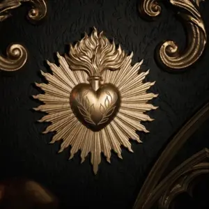 Vintage Resin Catholic Heart Statue, Antique Jesus Heart Art, Stylish Religious Decor, Indoor and Outdoor Spiritual Home Decor, Religious Faith Wall Decoration