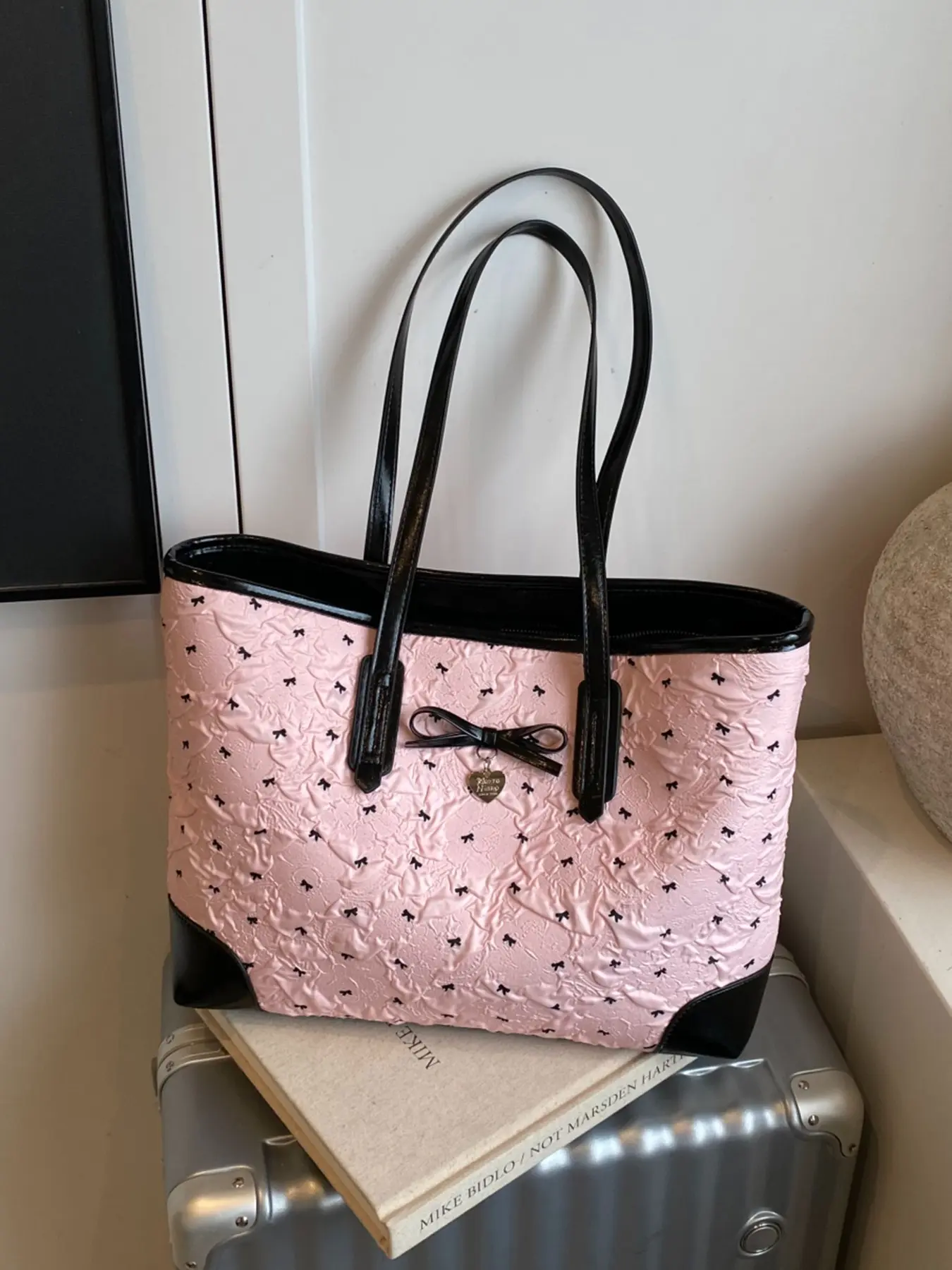 Artistic atmosphere, fashionable and exquisite tote bag, bow decoration design, Embellished Tote, retro light luxury texture, versatile large capacity shoulder bag, can accommodate personal items, suitable for dates and parties