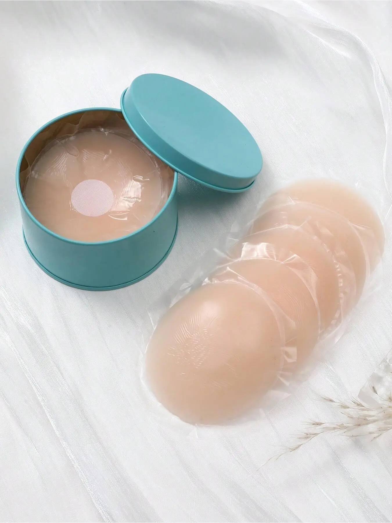 8 pieces of women's silicone nipple covers, silicone breast pads, Boob Pads, anti-glare, anti-bump, convenient and quick, no bra required, reusable female breast concealment breast pads, silicone breast stickers, Sticky Nipple Covers