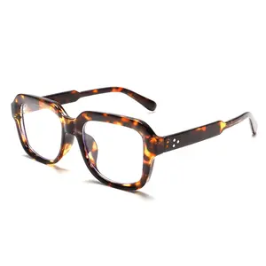The new classic square-framed sunglasses are retro, individualistic and simple. They are the same style as the popular online glasses unisex fashion