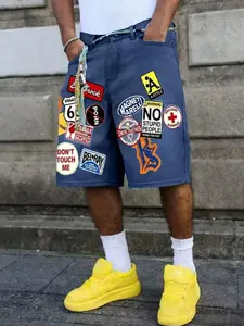 American Street Style Badge Print Loose Fit Jeans Shorts for Men, Casual Loose-Fitting Denim Shorts, Trendy Fashion Graphic Design