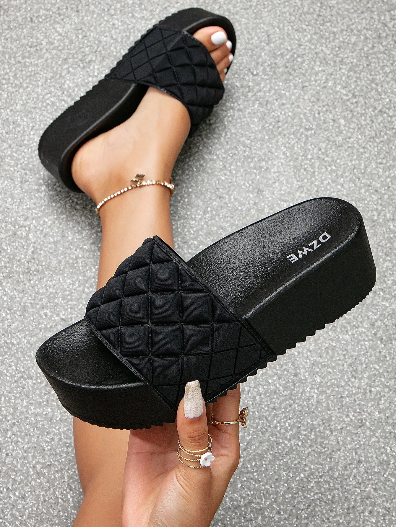 Women's Fashionable Diamond Tread Thick-Soled Height-Increasing Flip-Flops Outdoor Beach Comfortable Sandals Slipper