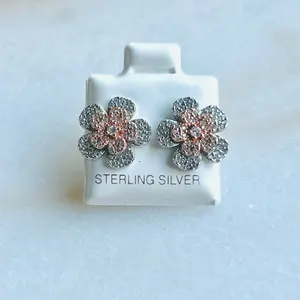 Aretes diseño de flor doble, con flor en baño de oro rosa y zirconias cristalinas. Plata italiana 925
