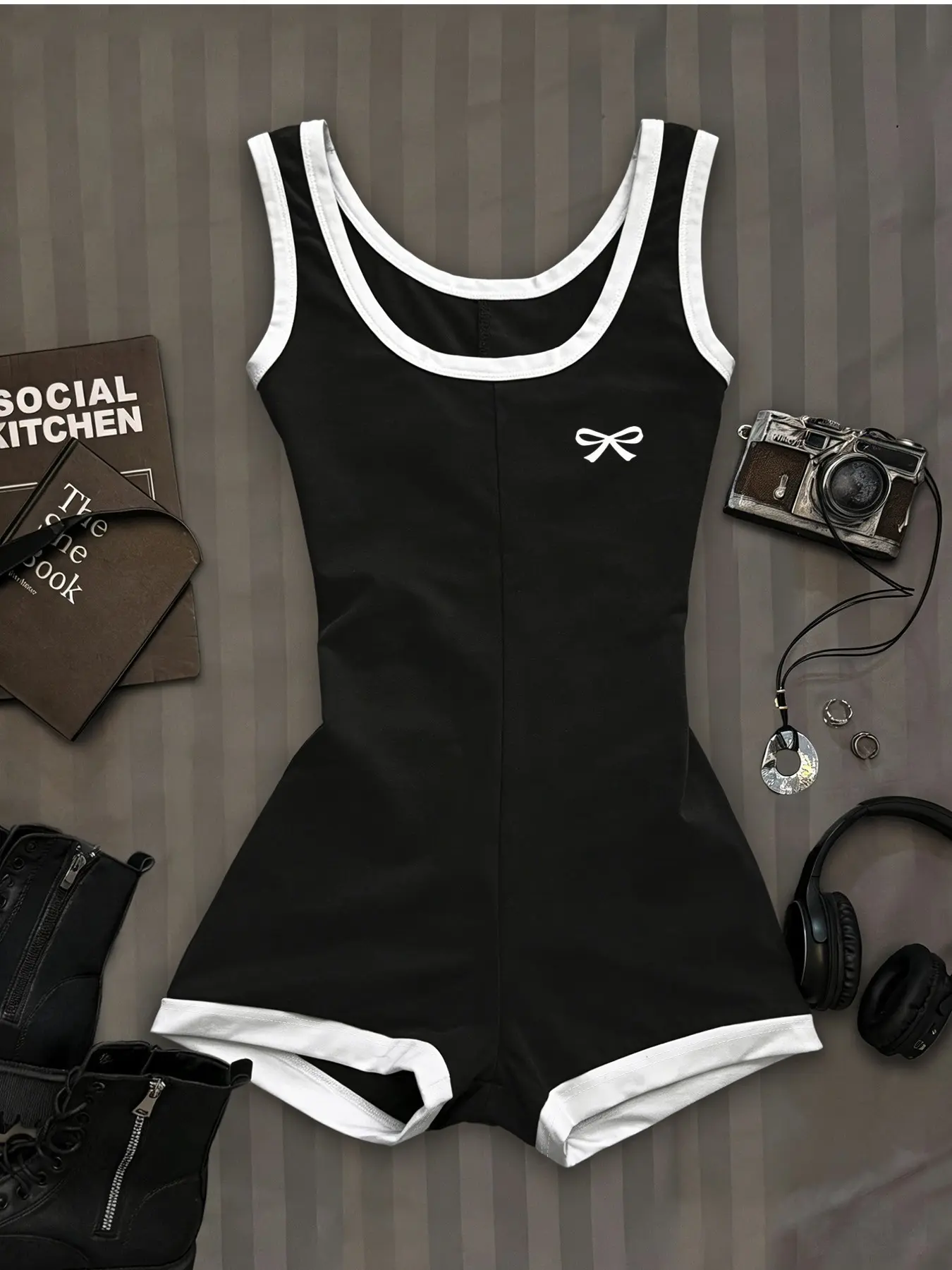 Women's Black & White Bow Print Sleeveless Romper, Casual U-Neck Short Jumpsuit Womenswear for Daily Wear & Street Style