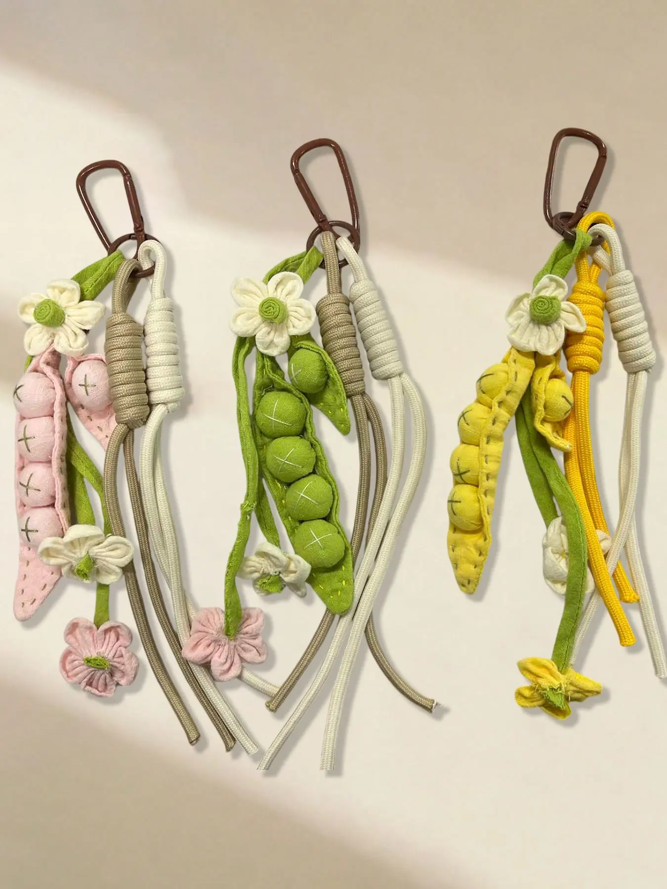 Pastoral Handmade Fabric Pea Flower Keychain Pendant,Bean Floral Bag Charm,Bean Flower Tassel Keyring Macrame Woven Key Ring Whimsical Fabric Plant Daisy Flower Ornaments Vegetable Beans Key Holder for Backpack Purse Accessories Boho Cottagecore Gift