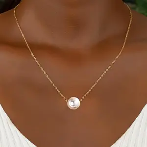 A simple and elegant single imitation pearl necklace with a delicate and versatile fine chain design. The imitation pearl pendant shines with a soft and gentle luster, suitable for daily commuting and dating, showcasing gentle female charm