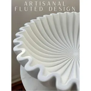 This modern, wavy-rimmed storage bowl, set in a stylish white dish, is perfect for storing keys, coins, or as a tabletop decoration. It's ideal for both the entryway and living room. Ornaments