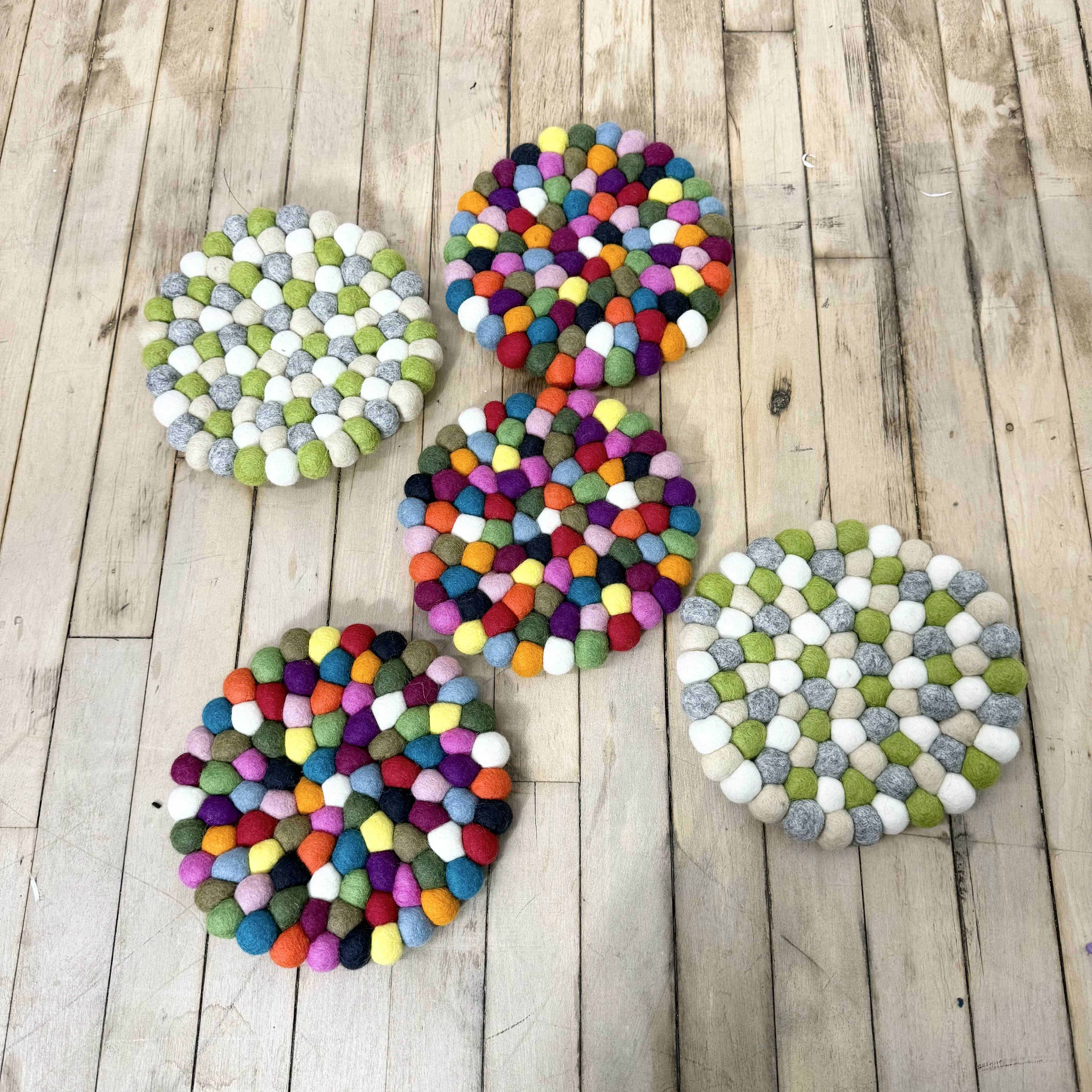 Round Felted Trivet, Handcrafted Multicolor Trivet, Placemats, Pot Holders, Holiday Gifts, Dining Decor, Pom Pom Ball , Trivet Coaster Set
