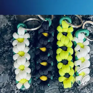 Daisy Paracord Keychain