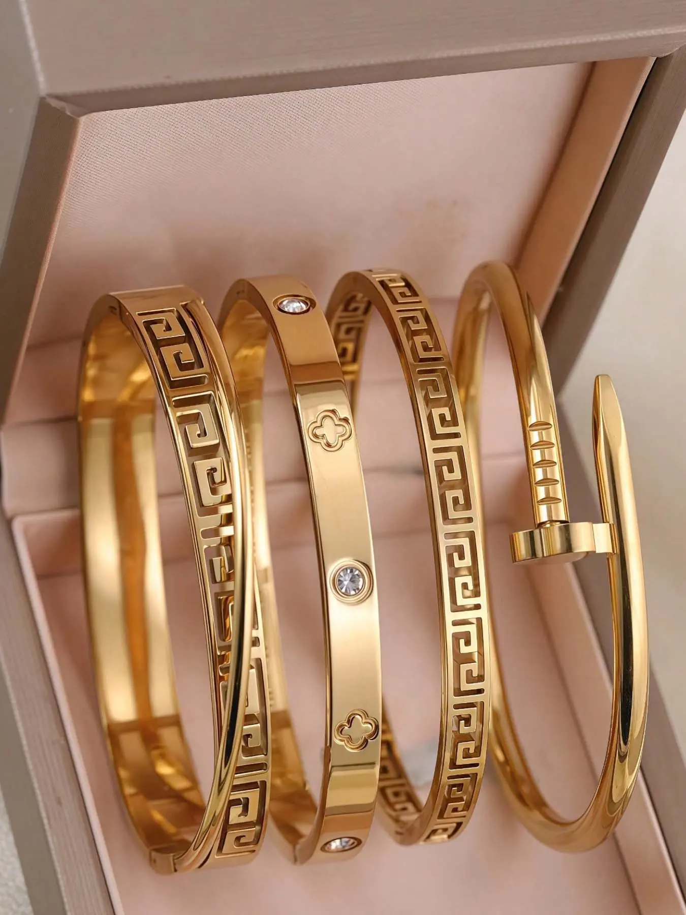 4-piece retro hollowed out design gold stainless steel women's bracelet, Elegant Jewelry Bracelet, suitable for daily wear, party accessories, friend gifts, layered bracelets, Bangle Set