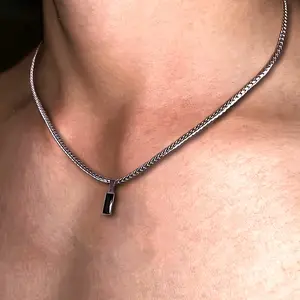A Men's Fashion Stainless Steel Flat Chain Necklace, Equipped with Silver Plated Black Glass Pendant, Casual Simple Style