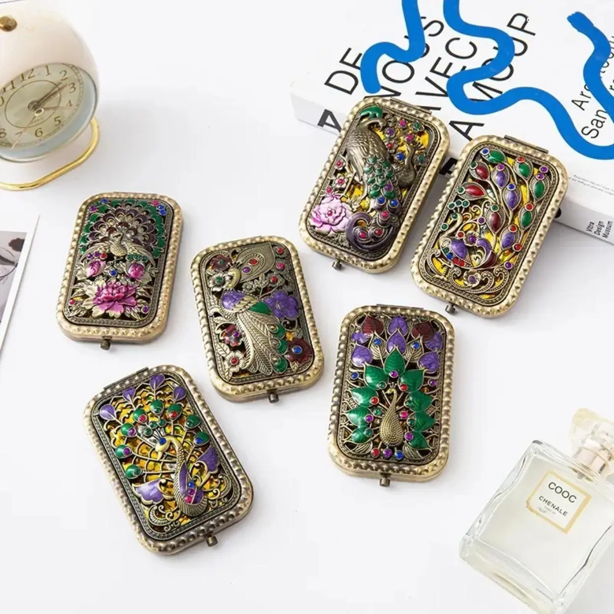 Vintage Peacock Embossed Metal Folding Compact Mirror, Dual‑Sided Standard And Magnifying Makeup Mirror With Rhinestone Inlay, Retro Portable Pocket Vanity Mirror For Purse Travel, Daily Cosmetic Touch‑Ups And Elegant Women’s Holiday Gifts