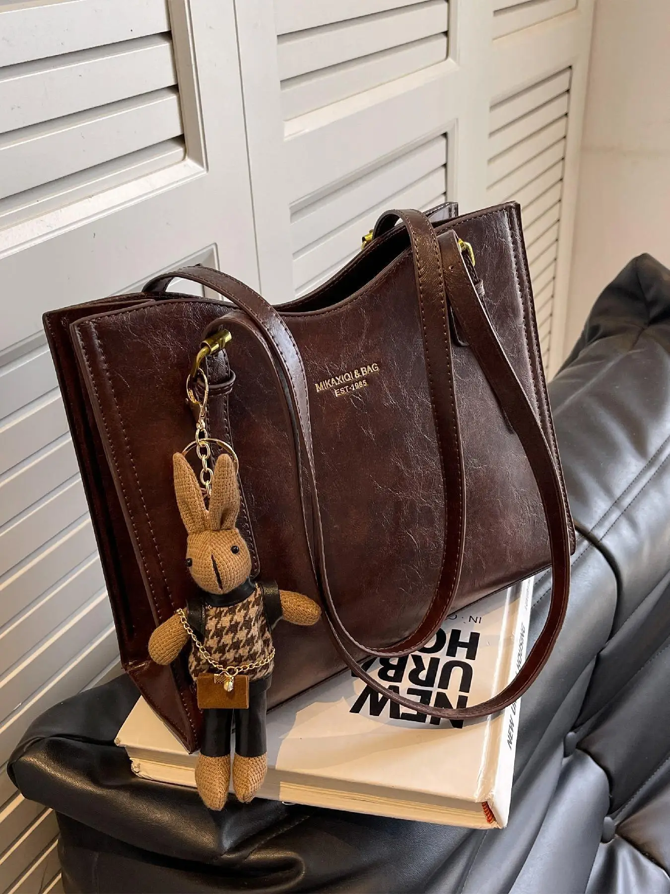 Women's Fashionable Letter Pattern Tote Bag, Casual Pu Leather Shoulder Bag with Cute Rabbit Charm for Daily Used, Trendy Versatile High-quality Daily