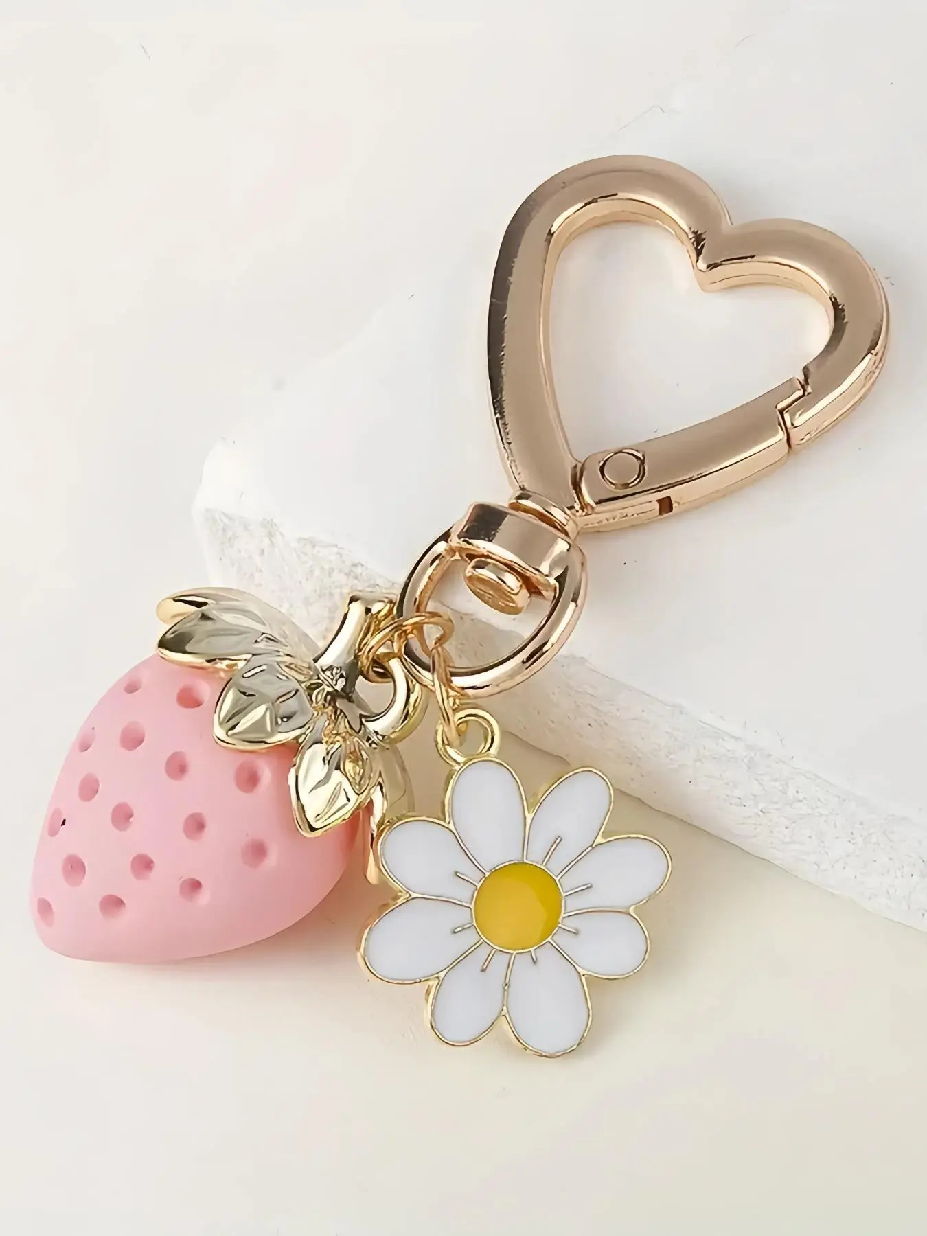 Mother's Day Gift Cute Strawberry & Daisy Design Keychain, Fruit Keychain, Fashionable Alloy Keychain for Car, Bag, Handcrafted Keyring Accessory, Trendy All-match & Exquisite Keychain for Birthday Gift, Keychain Kawaii, Heart, Cute Keychains For Car Keys