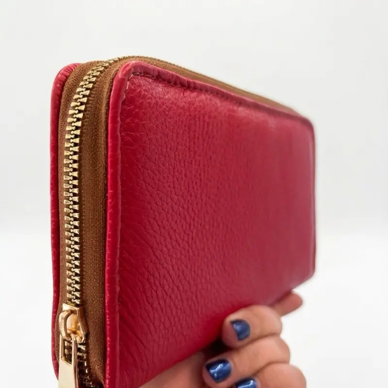 Artisanal plain women wallet.