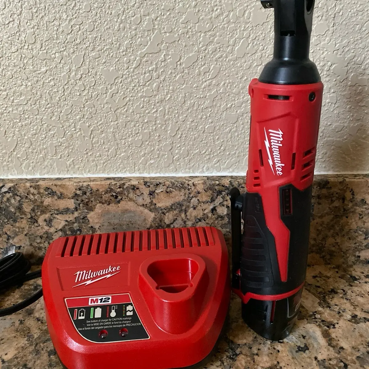 Milwaukee M12 3/8 Ratchet Kit with Model 2457 Milwaukee M12 3/8 Ratchet Kit with Model 2457