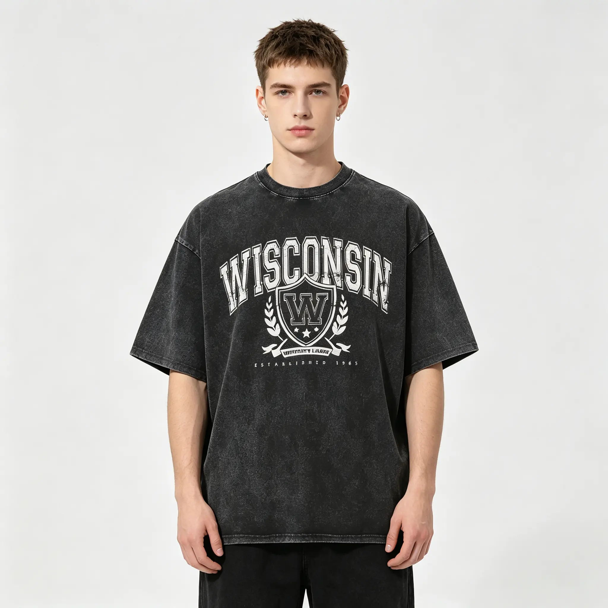 Vintage-Style University of Wisconsin Washed T-Shirt – A Retro Campus-Style Gift for Sports and College Fans (Unisex) – Ideal for Campus Wear