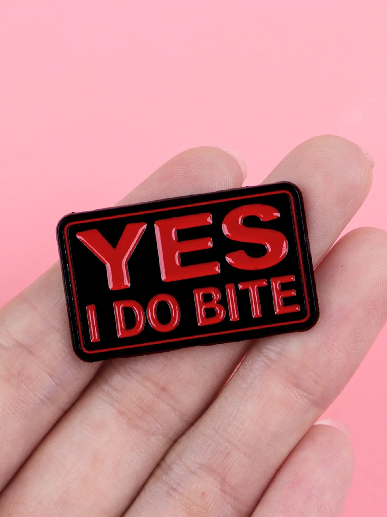 YES I DO BITE Quote Pin, Unisex Cartoon Enamel Pin, Alloy Brooch Pin, Lapel Pins, Zinc Alloy Badge, Backpack Hat Accessory, Daily Gift for Colleagues and Friends