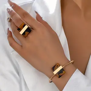 1 Set of FashionableEuropean and American Style Elegant Minimalist Leopard PrintJewelry Set, Vintage Geometric Bracelet and Ring Combo,Women's Jewelry for Daily Wear and Gift Giving