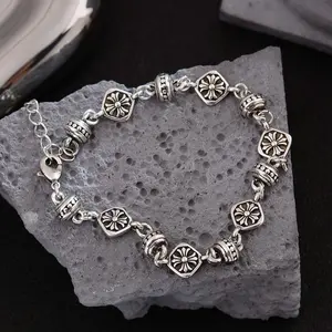 Vintage Silver Bracelet for Women – Trending Boho Daisy Charm Jewelry Unique Retro Floral Chain Hypoallergenic & Tarnish-Resistant Design Perfect Gift for Birthday Anniversary Everyday Aesthetic Outfits