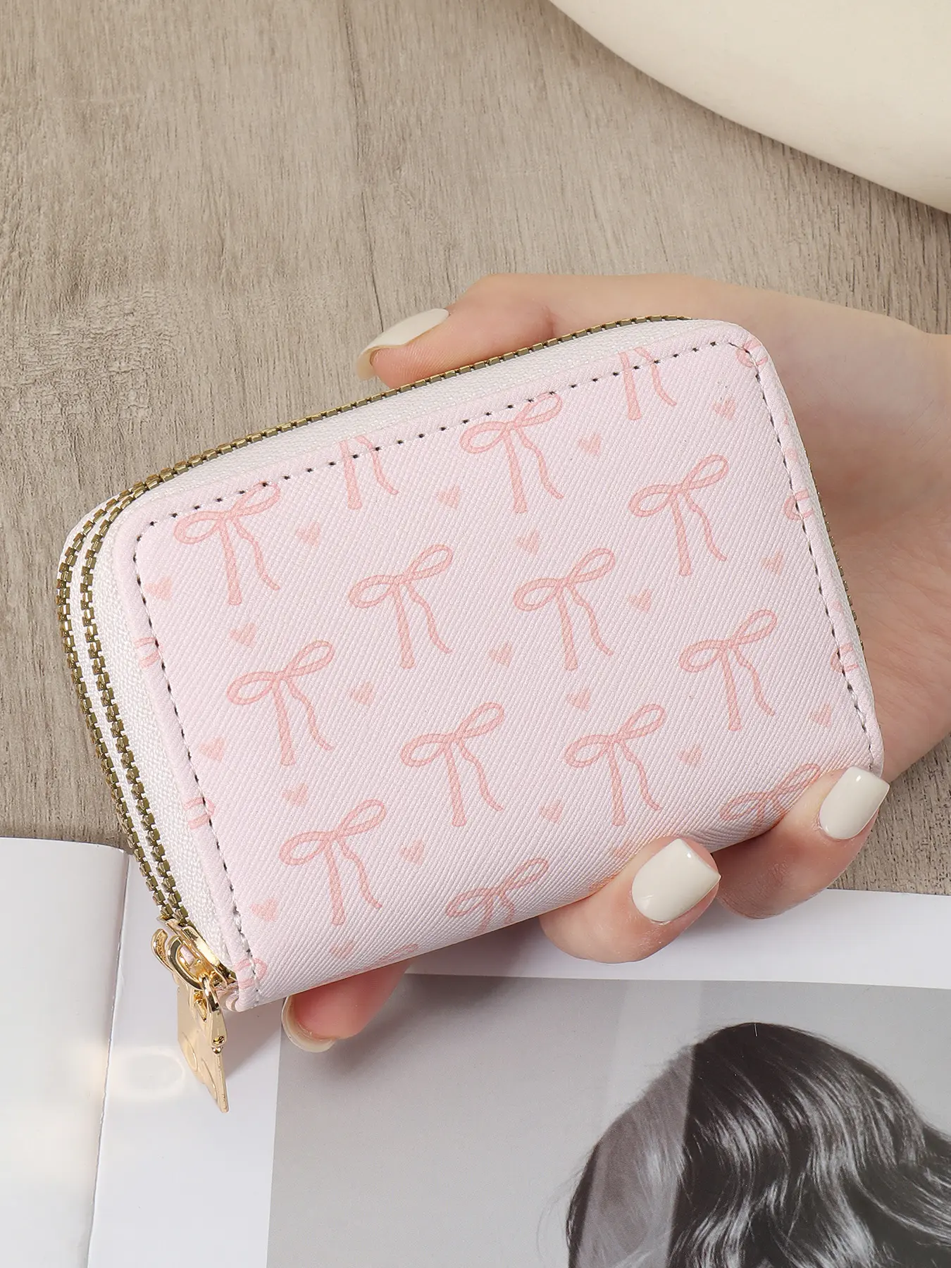 New women's minimalist short wallet, fashionable double-layer zipper around coin wallet, credit card storage bag, simple casual multi card slot, simple credit card storage bag, suitable for outdoor activities and travel Stylish Wallet