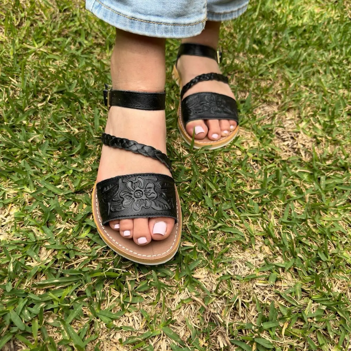 Women’s Huarache sandal. Huarache sandals. Mexican Huaraches. Colorful flowers. Mexican leather sandals. Women’s sandals