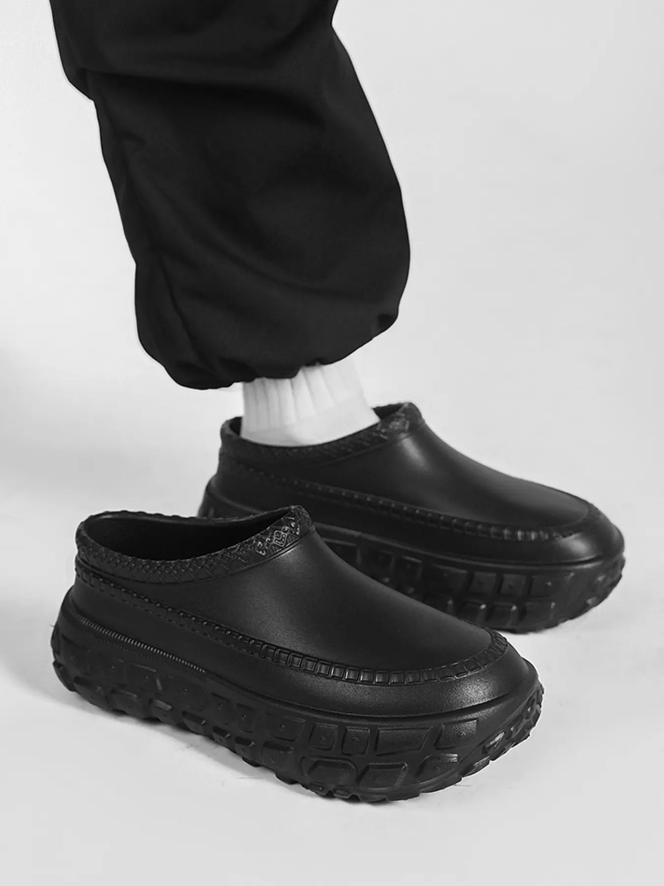 Parent-Child All-Black Waterproof Platform Mules, Thick Soled Mules, Casual Style, Waterproof Material + Platform Non-Slip Sole + Texture Decoration, All-Black Versatile, Ideal for Daily Outfits & Parent-Child Leisure Outings, Platform Clogs
