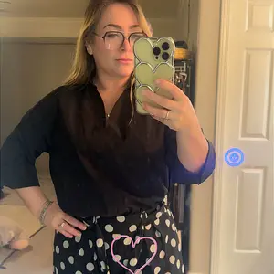 Women's casual loose V-neck long-sleeved shirt jumpsuit, elegant woven fabric, slim fit, suitable for all seasons, and can be layered flexibly.