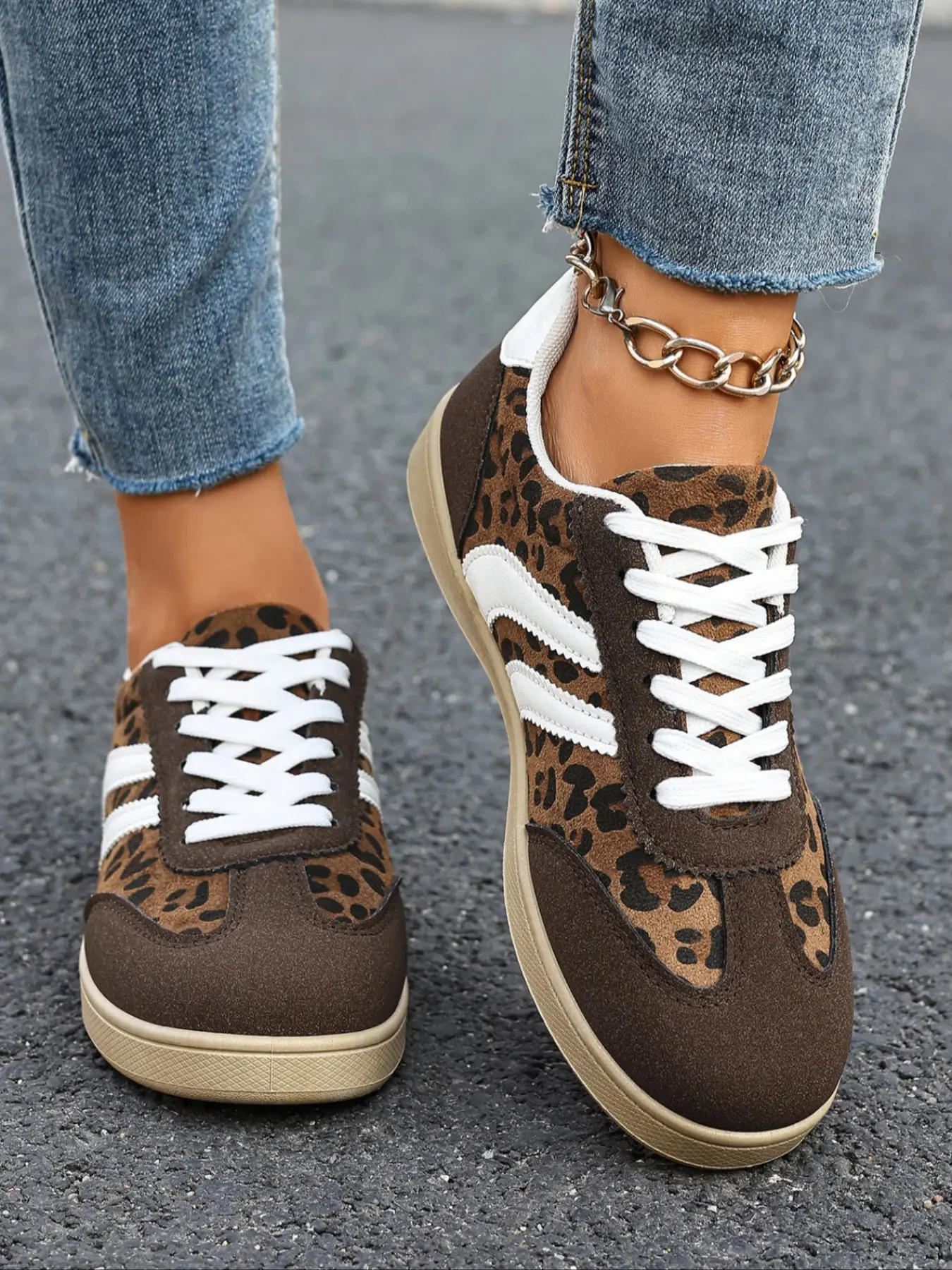 Women's low-top casual Sports Shoes, Athletic sneakers, Round toe sneakers for daily wear and outdoor activities, featuring leopard print fabric paired with a comfortable, non-slip, durable Rubber sole, Brown