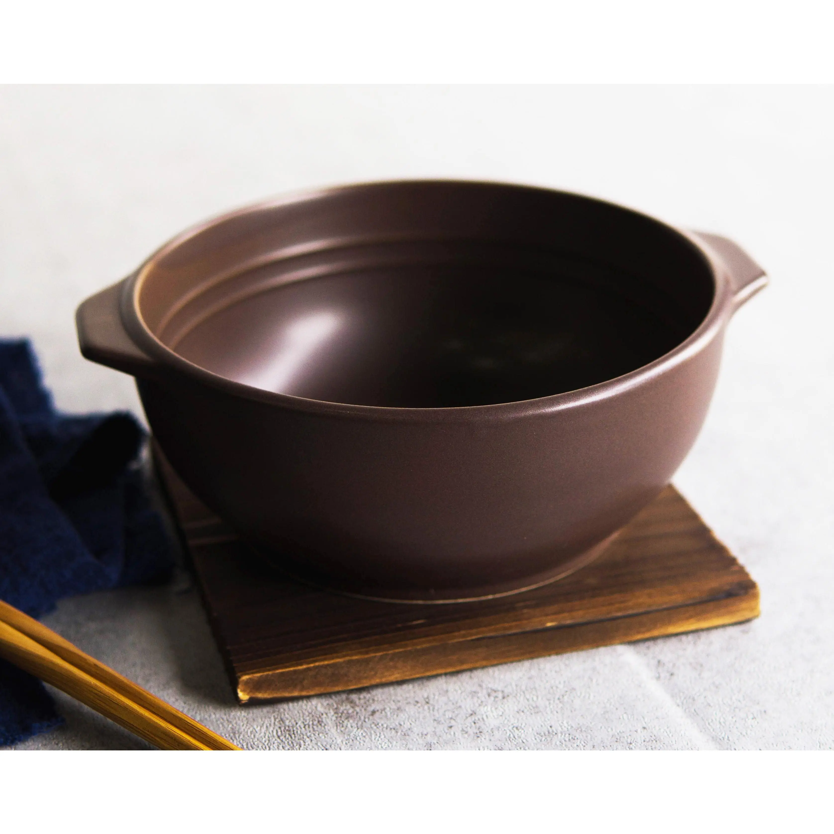 Traditional Japanese Brown Donabe Ceramic Cooking Pot, 32oz Stove-Safe Cookware with Handles and Wooden Base, Thermal