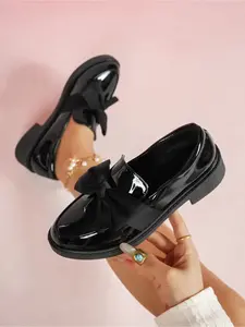 A pair of new large-size women's round-toe loafers with bow decoration, chunky heel, slip-on design, fashionable, simple, comfortable Walking Shoes, versatile for daily commuting