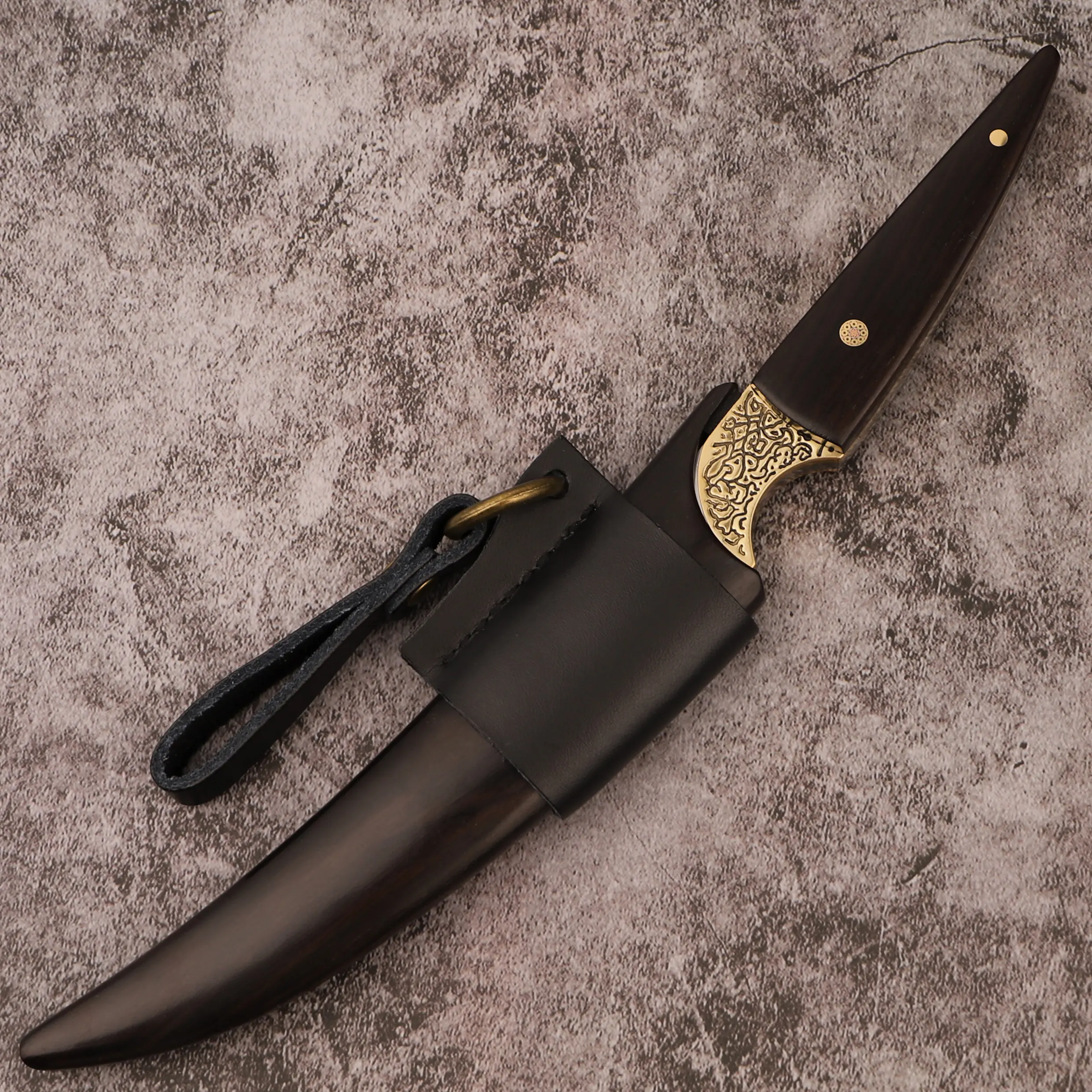 Multi-functional camping knife, kitchen chef meat cutting knife, suitable for outdoor cooking, kitchen boning or camping barbecue.