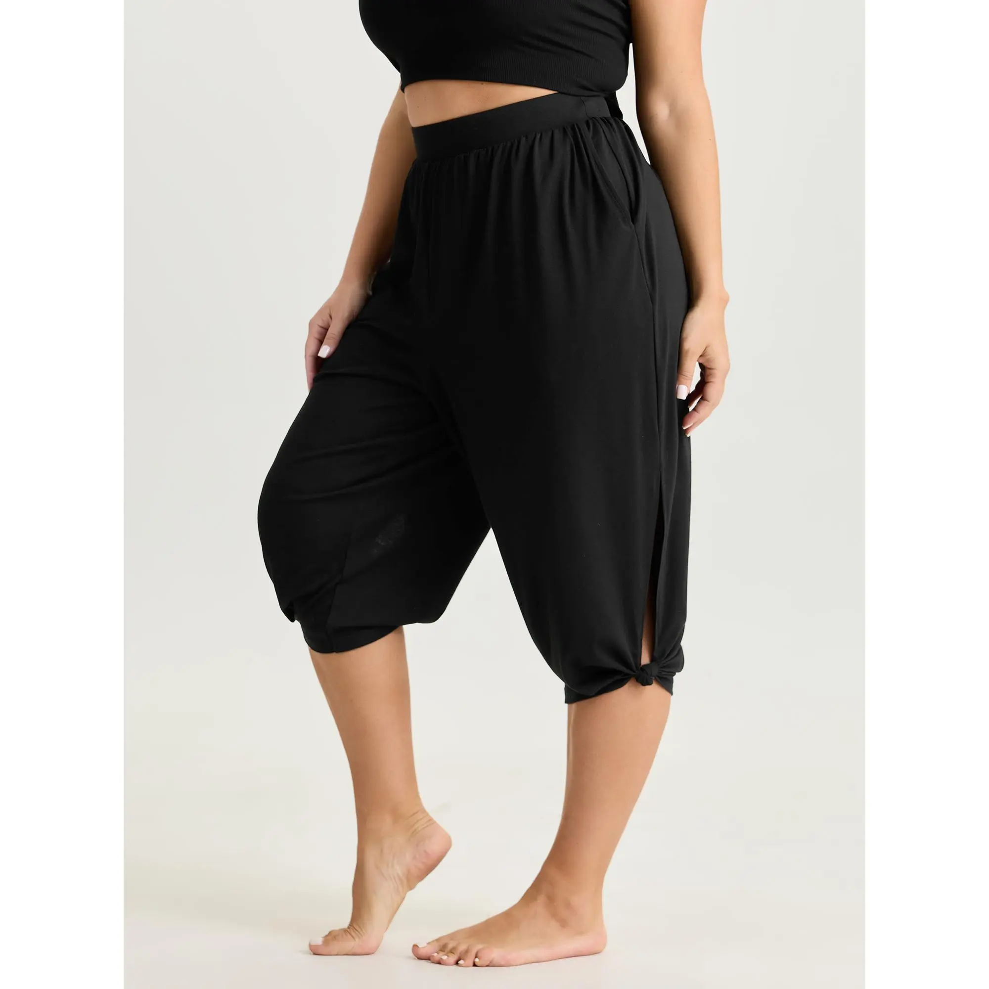 Women's Solid Spandex-Polyester Blend Fabric Capri Pants - Simple Basic Everyday Loungewear Bottoms, Pull-on Waist, Side Pocket, Cut-out Hem, Comfortable Summer Loungewear, Nightwear, Lady, Plus Size Friendly Fit, Flowy And Breathable, Machine Washable, C