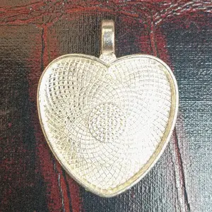 24 count 25mm 1 Inch Diameter Antique  Heart Shape Pendant Trays Pendant Blanks Cameo Bezel Cabochon Settings for Photo Charm or Cabochon