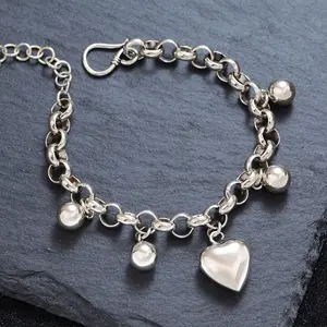 Women's Cold-Wind Sports Wristband Bracelet - Elegant Bangle with Heart Charm and Round Beads, Bangle Chain Jewelry for Unisex Wear, All-Season Light Luxury Sports Accessory