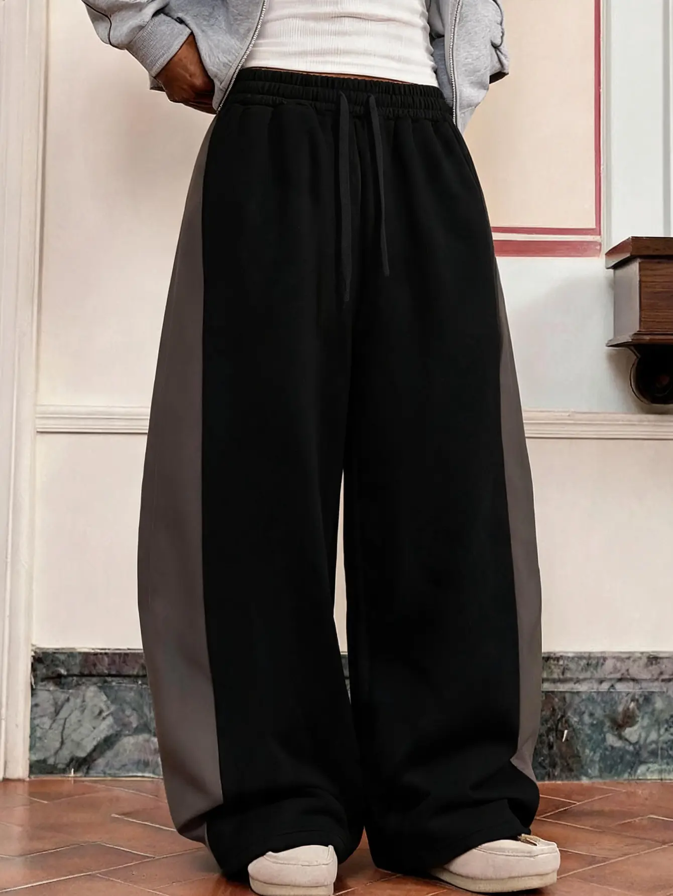 Retro high-street black-and-gray color-block [Wide-leg lantern sweatpants] Elastic waistband with drawstring in a matching color for easy wear; comfortable fabric that resists pilling; side vertical contrast colors that visually lengthen the legs; loose,