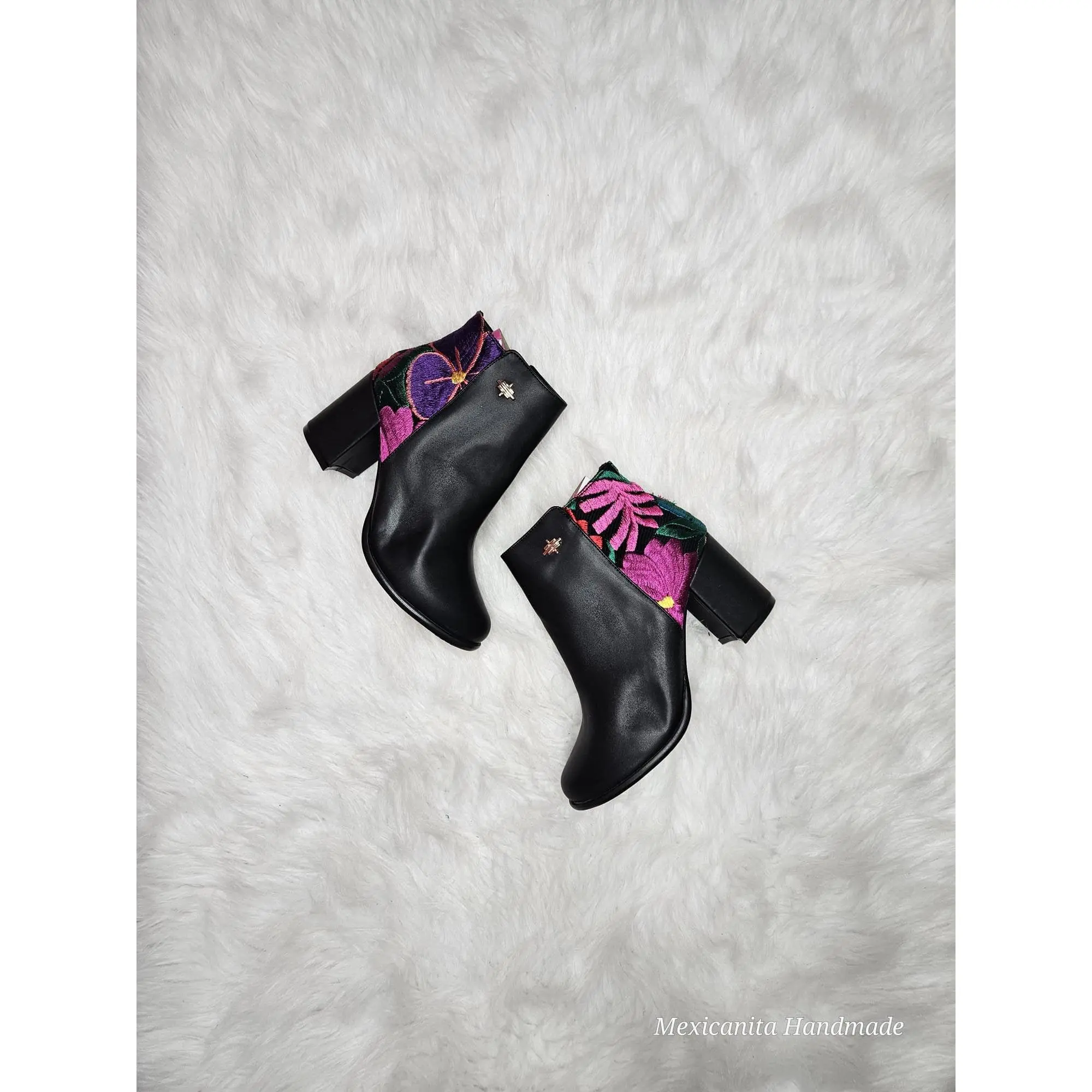 Mexicana embroidered boots//Women's mexican boots//embroidered leather boots//floral embroidered ankle boots