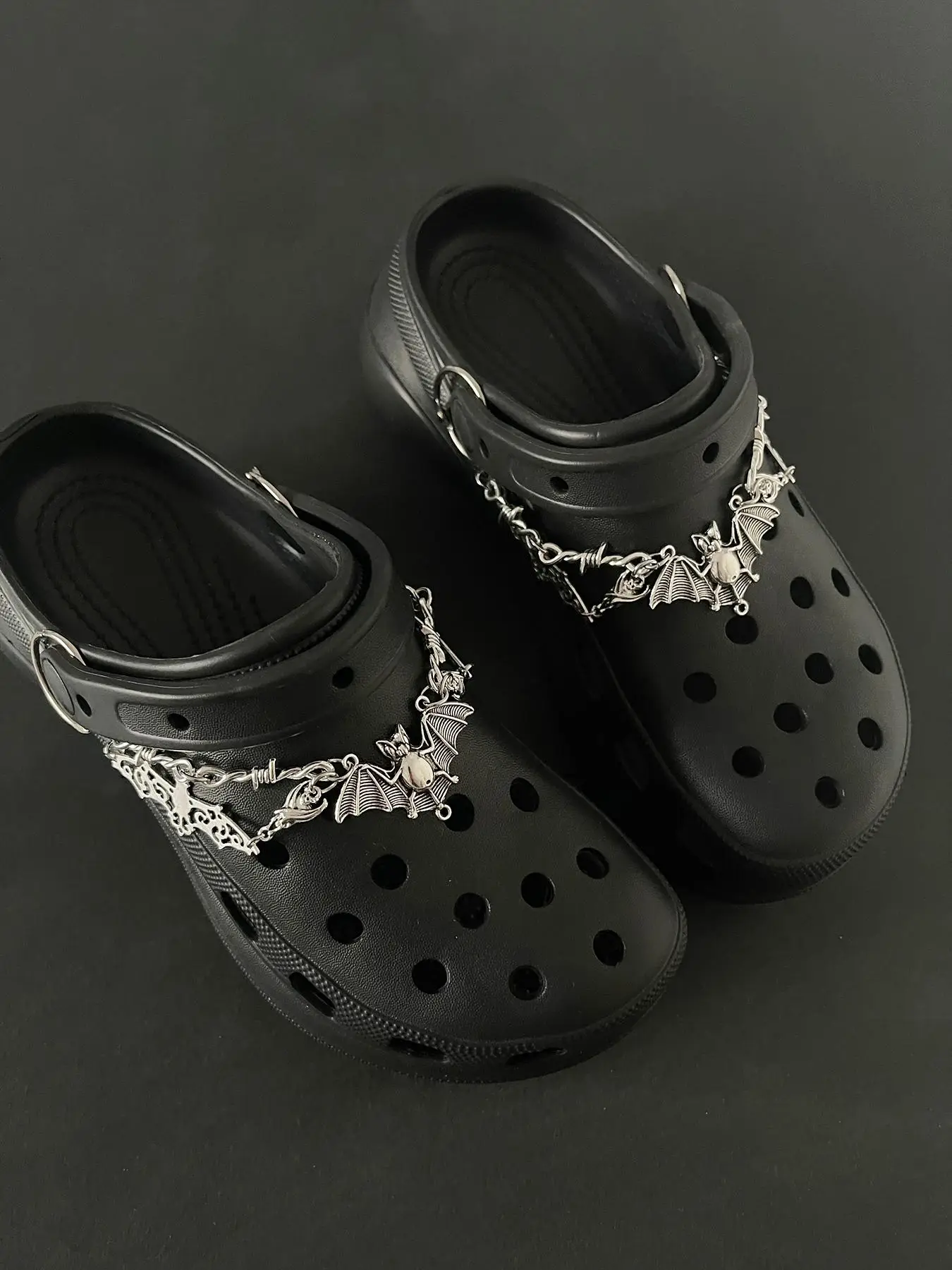 Unisex Punk Bat Design Shoes Charm, Boys/Girls Birthday Gift, 2024 Vintage Shoes Chain for Vented Clogs, Gothic Shoes Decor Accessories for DIY Clogs