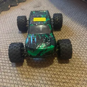 Race Truck, 1:18 Scale Die-Cast Model Vehicle for Collectors & Kids